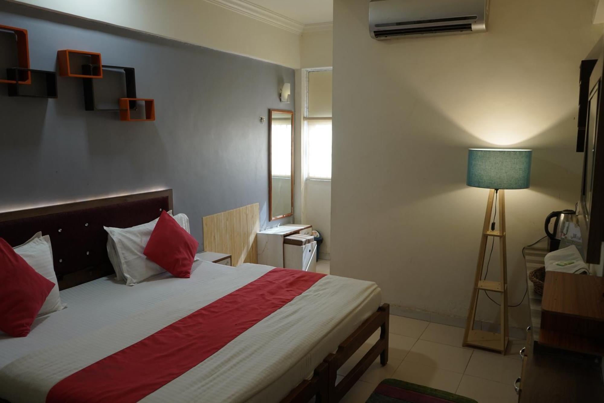 Hotel Krishna 阿穆达巴 外观 照片