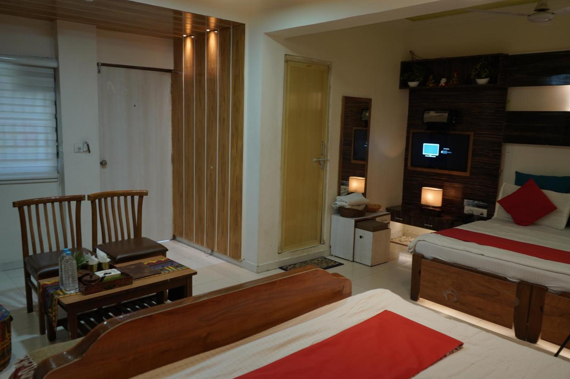 Hotel Krishna 阿穆达巴 外观 照片