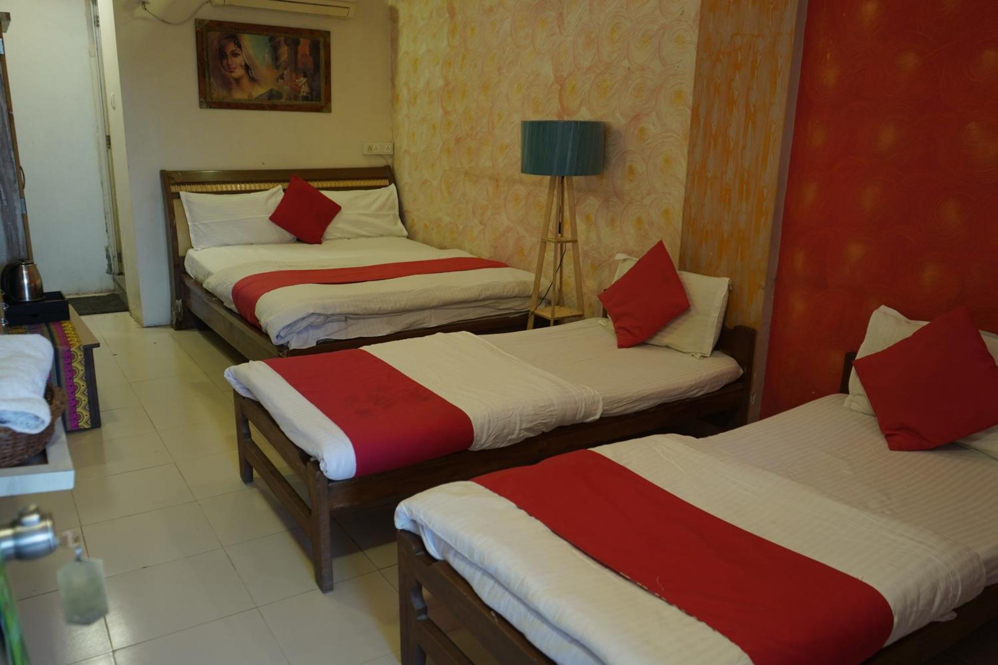 Hotel Krishna 阿穆达巴 外观 照片