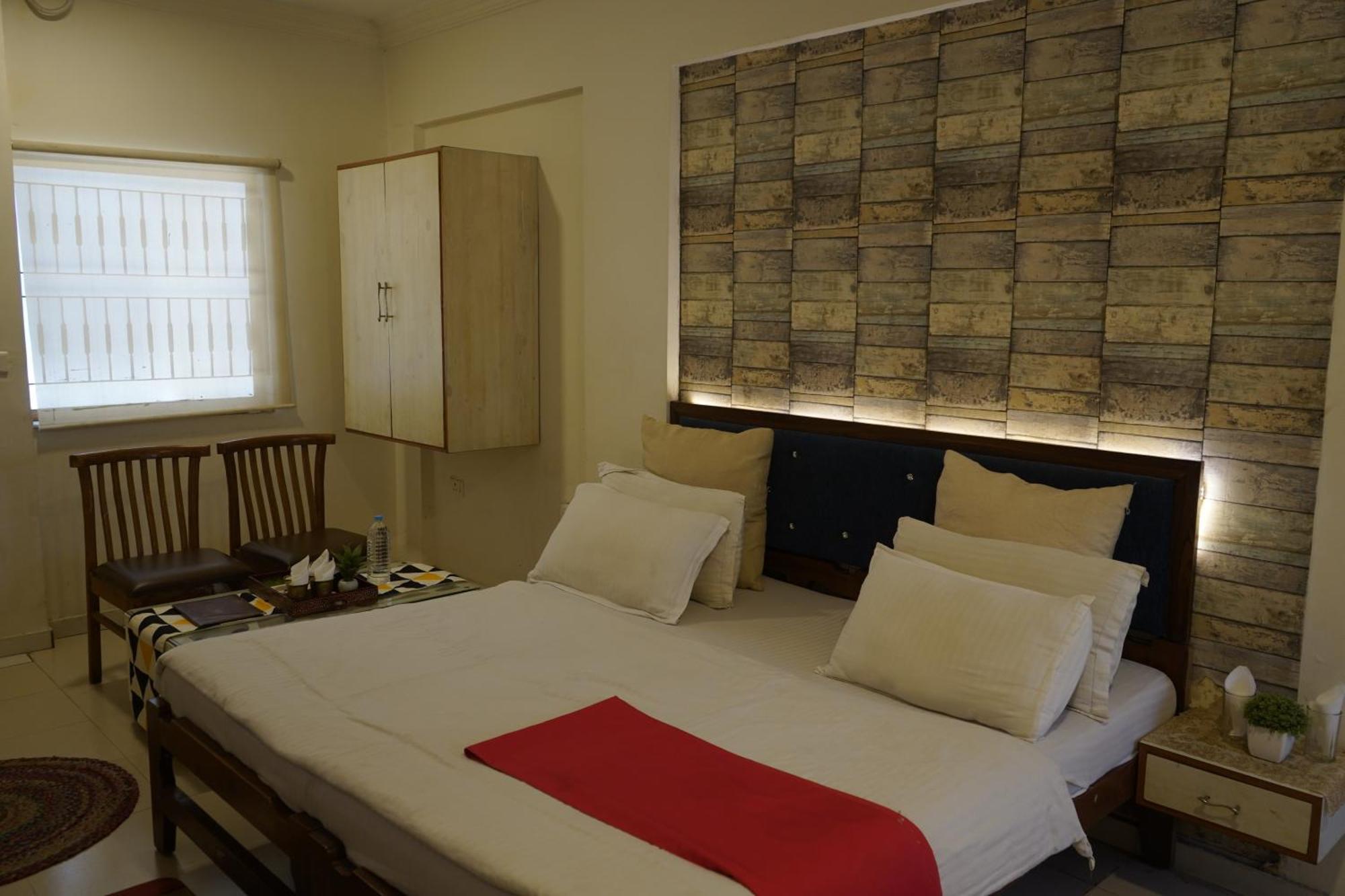 Hotel Krishna 阿穆达巴 外观 照片